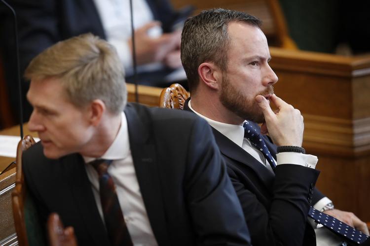 Dansk Folkepartis Kristian Thulesen Dahl og Venstres Jakob Ellemann-Jensen under     dagens spørgetime med statsministeren i folketingssalen på Christiansborg.  Foto: Jens Dresling/POLFOTO