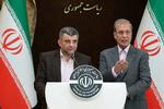 Iraj Harirchi (tv.) på dagens tv-transmitterede pressemøde om coronavirus-situationen i Iran.  Foto: -/Ritzau Scanpix