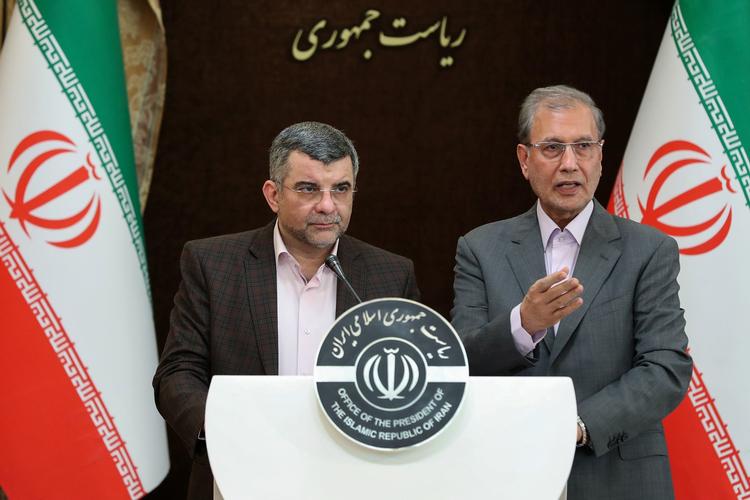Iraj Harirchi (tv.) på dagens tv-transmitterede pressemøde om coronavirus-situationen i Iran.  Foto: -/Ritzau Scanpix