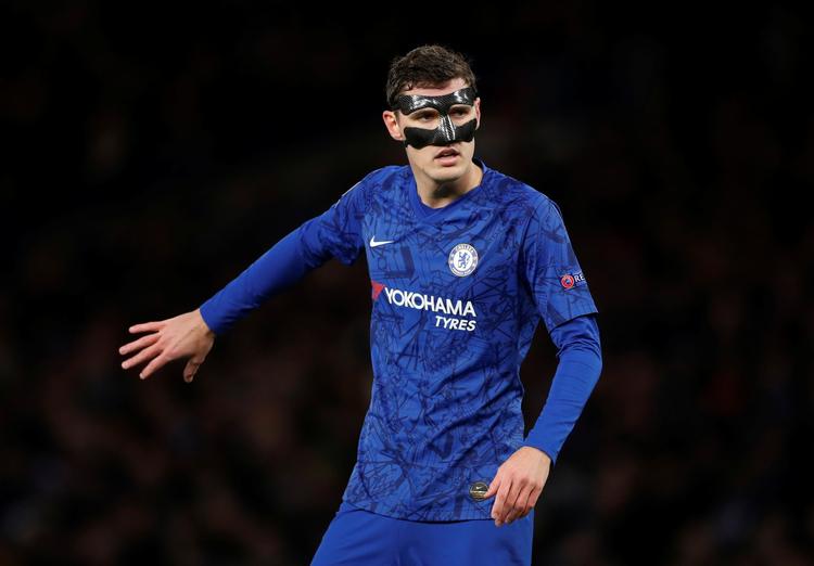 Med en maske til at beskytte den brækkede næse spillede Andreas Christensen i midterforsvaret for Chelsea, der blev besejret af Bayern München. Foto: Matthew Childs/Ritzau Scanpix