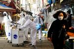 En kvinde bærer maske for at undgå at blive smittet med coronavirus på et marked i Seoul i Sydkorea. Efter Kina er Sydkorea det land, hvor flest personer er smittet med det potentielt dødelige coronavirus. Foto: Kim Hong-ji/Ritzau Scanpix
