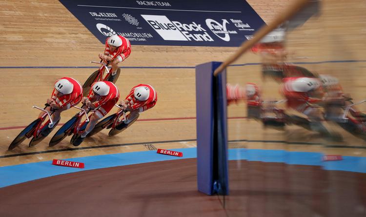 Den danske kvartet i 4 km holdforfølgelsesløb er på vej mod sin anden verdensrekord og en plads i guldfinalen mod New Zealand.
 Foto: Odd Andersen/Ritzau Scanpix