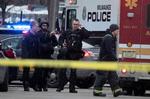 Politiet ved gerningsstedet for en skudepisode i Milwaukee. Fem ansatte på et bryggeri blev skudt af en mand, der efterfølgende tog livet af sig. Manden var tidligere ansat på bryggeriet.  Foto: Mark Hoffman/Ritzau Scanpix