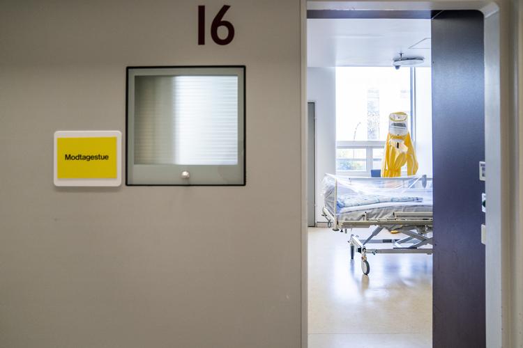 Nu er første tilfælde af coronavirus kommet til Danmark. På billedet ses patientstuer og udstyr klar på Hvidovre Hospital. Seks danske sygehuse og samtlige regioner er klar til at modtage coronapatienter. Foto: Ida Marie Odgaard/Ritzau Scanpix