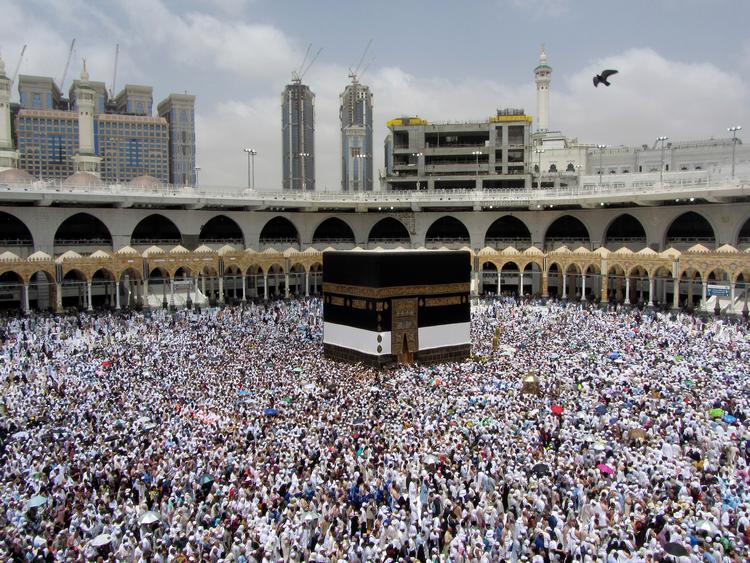 Hvert år samles millioner af mennesker i Mekka. Det giver høj risiko for spredning af virusser. Foto: Amr Nabil/AP