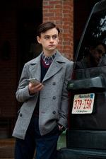 Stort set alle personerne i 'Knives Out' mistænkeliggøres på et eller andet tidspunkt. Det kan dog umuligt være denne unge fyr, der har begået forbrydelsen. Han står nemlig med en iPhone. Foto: Claire Folger