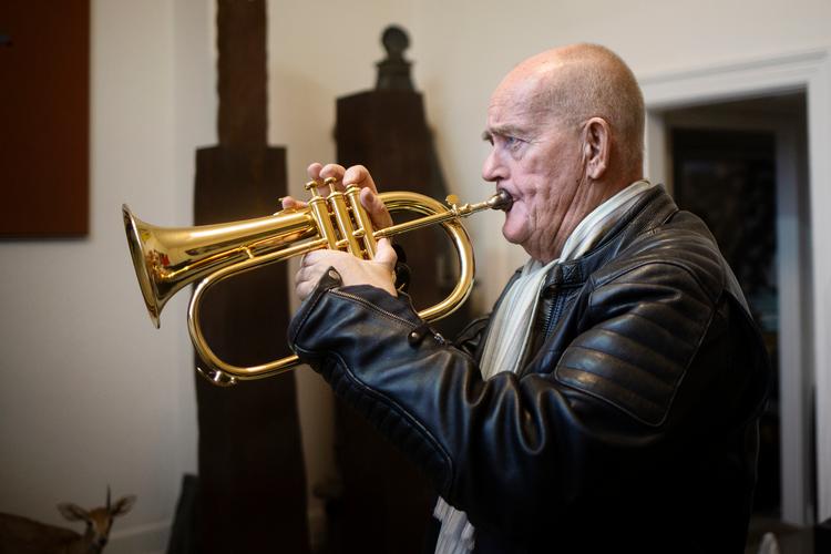 Kunstneren Peter Bonnén samler på alt fra 140 forskellige dåser flået tomat til sølvbarrer og billedkunst, han skifter ud hver anden måned. Foto: Mikkel Hørlyck/POLFOTO