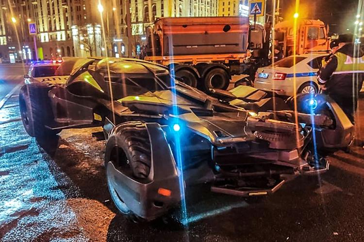Køretøjet ligner til forveksling Batmans bil fra filmen ’Batman v Superman’. Den koster formentlig i omegnen af 5,7 millioner. Foto: Handout/Ritzau Scanpix