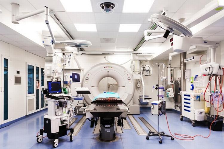 På Rigshospitalets traumecenter står specialister klar til hurtig indsats for at redde svært kvæstede. Det kræver erfarent personale at træde til, når ambulancen er på vej ind. Foto: Ursuia Bach