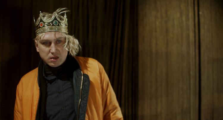 Tyske Lars Eidinger spiller overbevisende som den kræftramte Sven i filmen 'Schwesterlein' .  