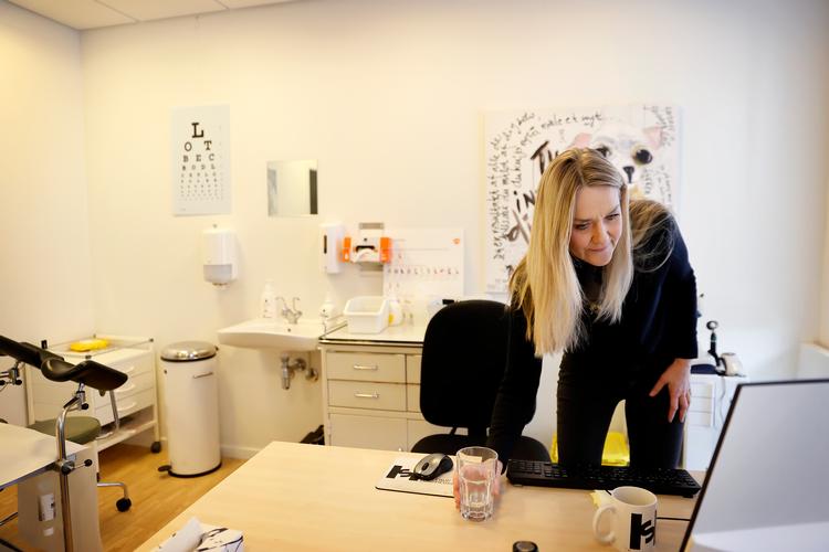 Praktiserende læge Lotte Arlø Theilade holder til på Hellerup Sundhedscenter. De har kun én dragt beregnet til at håndtere en corona-smittet person. Men lige præcis, hvem det skal være, ved de ikke Foto: Jens Dresling/POLFOTO