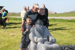 Dette er ikke det officielle monument over Jens Vejmand, men en lokal landmand, som har  skabt en skulptur af den berømtye stenhugger udenfor digterens hjem i Jenle. Foto: Ole Sørensen Foto: Ole Sørensen