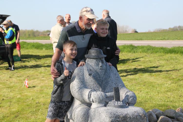 Dette er ikke det officielle monument over Jens Vejmand, men en lokal landmand, som har  skabt en skulptur af den berømtye stenhugger udenfor digterens hjem i Jenle. Foto: Ole Sørensen Foto: Ole Sørensen