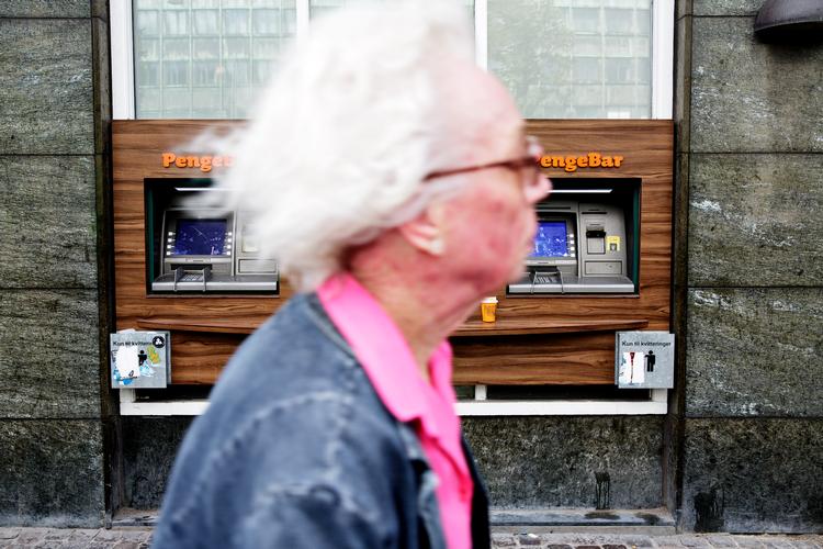 Danskerne i høj hast er på vej væk fra kontant betaling i butikker og servicebranchen (arkivfoto). Foto: Lasse Kofod/POLFOTO