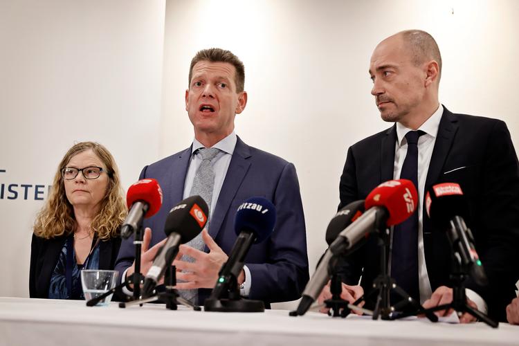   På et pressemøde torsdag fortalte Sundhedsstyrelsens direktør, Søren Brostrøm, at han personligt vil vente med at bestille sin sommerferie. Foto: Jens Dresling/POLFOTO