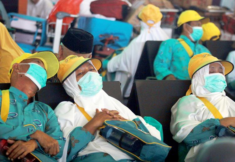 Pilgrimme hviler sig i Soekarno Hatta International Airport i Jakarta, Indonesien, efter at deres fly til Mekka er aflyst. De saudiske myndigheder har suspenderet udenlandske pilgrimmes indrejse i et forsøg på at holde coronavirussen ude. Foto: Antara Foto/Ritzau Scanpix