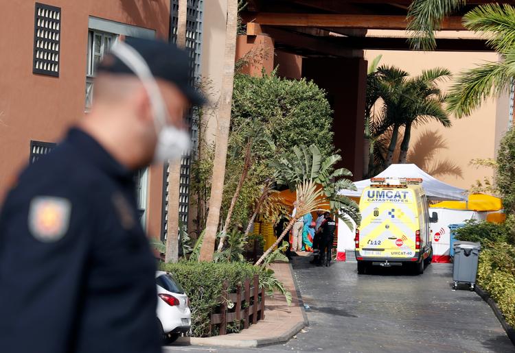   Gæsterne på Tenerifes H10 Costa Adeje Palace Hotel har været i isolation i tre dage, efter at fire italienske turister blandt hotelgæsterne var blevet testet positive for coronavirus. Foto: borja suarez/Ritzau Scanpix
