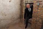 Speaker i the House of Commons i det britiske parlament, Lindsay Hoyle, kravler ind gennem en lille, overset dør i træpanelerne i Westminister, der viste sig at føre ind i et lille stenkammer, som gemte på en tilmuret døråbning fra 1660-61. Foto: Jessica Taylor/Ritzau Scanpix