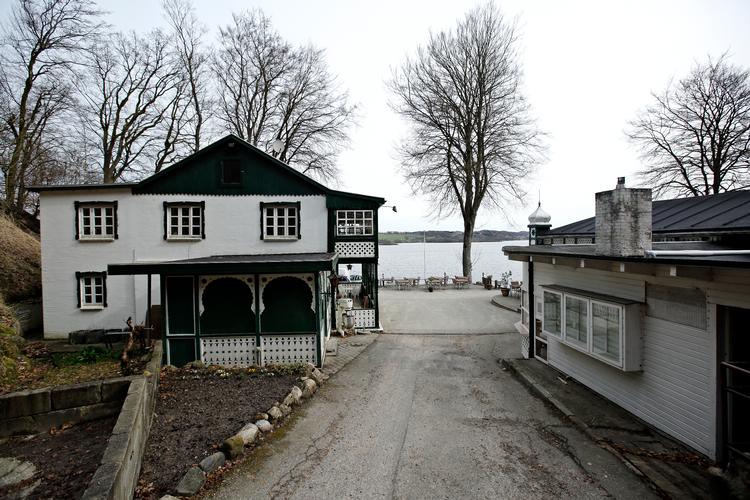 Det er Hotel Julsø fotograferet ved en tidligere lejlighed, man kan se til højre i billedet. Vi har  endnu ikke billeder af det brændende hotel.  Foto: Jens Dresling (arkiv)/POLFOTO