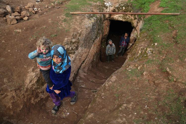 Disse flygtninge har gravet sig en hule at søge ly i byen Taltunah 15 kilometer nordvest for Idlib.  Foto: Aref Tammawi/Ritzau Scanpix