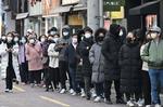Sydkorea er det land uden for Kina, der er hårdest ramt af coronavirus. Her står folk i kø foran en butik for at købe ansigtsmasker.  Foto: Jung Yeon-je/Ritzau Scanpix