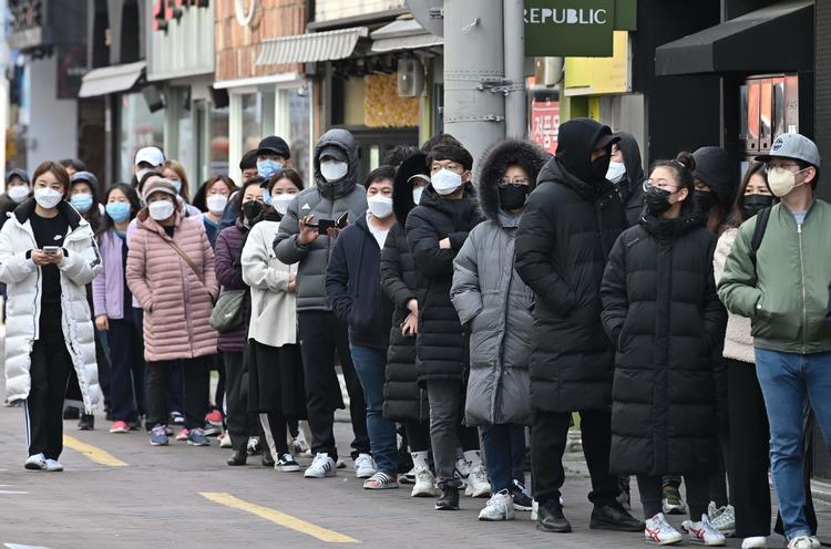 Sydkorea er det land uden for Kina, der er hårdest ramt af coronavirus. Her står folk i kø foran en butik for at købe ansigtsmasker.  Foto: Jung Yeon-je/Ritzau Scanpix