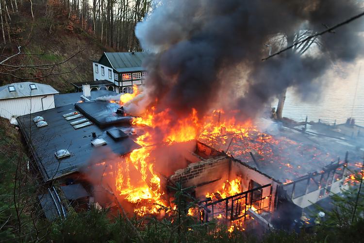 Der er udbrudt brand det ikoniske, gamle Hotel Julsø ved foden af Himmelbjerget. Foto: unknown/Ritzau Scanpix