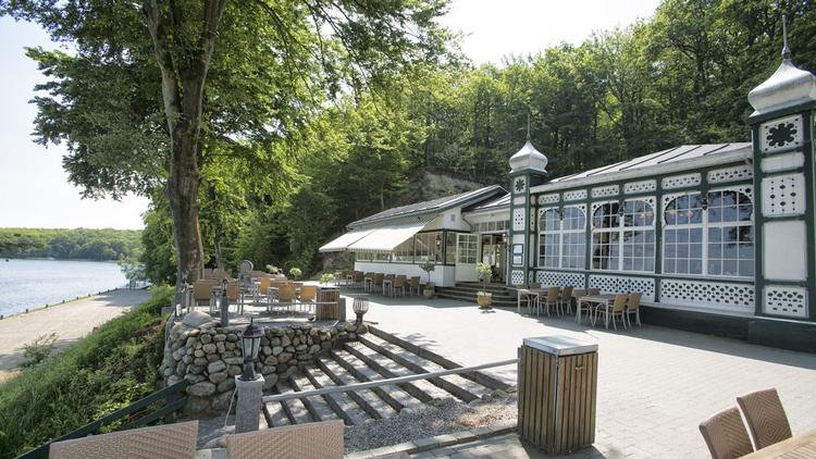 Hotel Julsø ligger smukt ned til søen af samme navn, og bl.a. Hjejlen lægger til tæt på hotellet. Foto: VisitSkanderborg