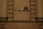 En plakat kæder navnet Polanski sammen med det franske ord for voldtægt. Den hænger tæt på Salle Pleyel, hvor de franske filmpriser Cesar skal uddeles, og er blot et eksempel blandt flere protester, der skaber opmærksomhed omkring de anklager om seksuelle overgreb, der knytter sig til Roman Polanski.  Foto: Lucas Barioulet/Ritzau Scanpix