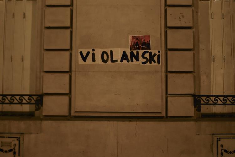 En plakat kæder navnet Polanski sammen med det franske ord for voldtægt. Den hænger tæt på Salle Pleyel, hvor de franske filmpriser Cesar skal uddeles, og er blot et eksempel blandt flere protester, der skaber opmærksomhed omkring de anklager om seksuelle overgreb, der knytter sig til Roman Polanski.  Foto: Lucas Barioulet/Ritzau Scanpix