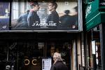 Polanskis nye film på plakaten i Paris.  Foto: Martin Bureau/Ritzau Scanpix