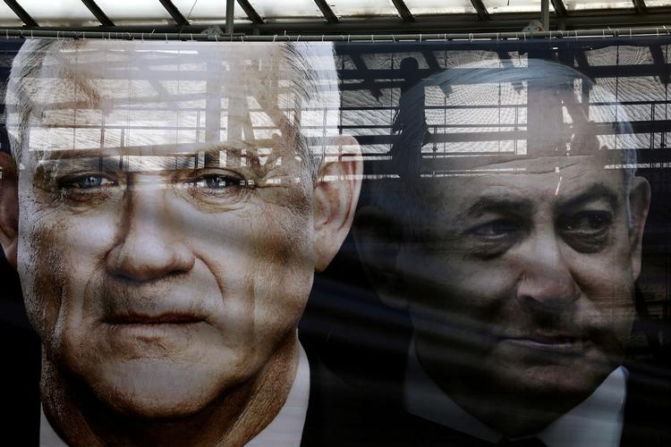 To gange Benjamin - Gantz og Netanyahu - på plakater op til Israels valg mandag.     Foto: Ammar Awad/Ritzau Scanpix