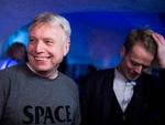 Uffe Elbæk og Niko Grünfeld var begge med til at grundlægge Alternativet i 2013. Nu har Grünfeld meldt sig ud pga. den syge kultur, som ifølge Grünfeld er opstået i partiet. Her ses Elbæk og Grünfeld til valgfest efter kommunvalget i 2017. Foto: Jonas Olufson/POLFOTO
