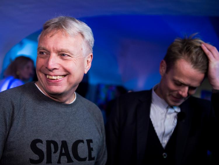 Uffe Elbæk og Niko Grünfeld var begge med til at grundlægge Alternativet i 2013. Nu har Grünfeld meldt sig ud pga. den syge kultur, som ifølge Grünfeld er opstået i partiet. Her ses Elbæk og Grünfeld til valgfest efter kommunvalget i 2017. Foto: Jonas Olufson/POLFOTO