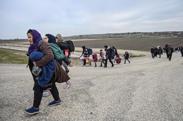 Efter forlydender om, at Tyrkiet vil åbne sine grænser mod Grækenland, kunne man fredag se flygtninge og migranter på vej mod grænseovergangene. Her ses en gruppe fra Afghanistan.  Foto: Ozan Kose/Ritzau Scanpix