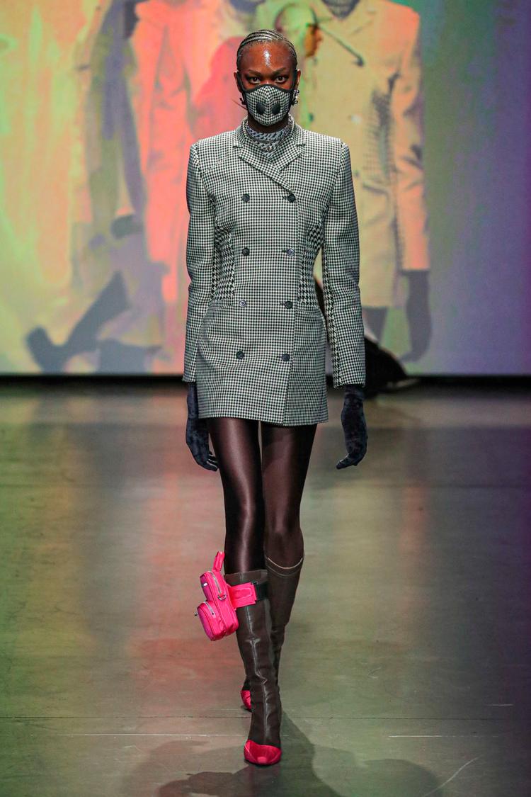 Marine Serre forsynede sine modeller med ansigtsmasker under modeugen i Paris. Om det var en kommentar til den verdensomspændende frygt for coronavirus eller ej, står hen i det uvisse. Foto: www.fashionpps.com/Ritzau Scanpix