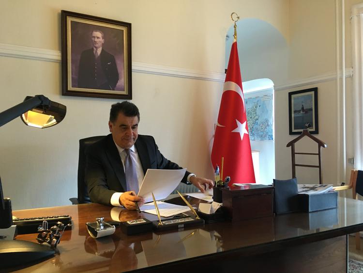 Tyrkiets ambassadør i Danmark, Ugur Kenan Ipek, mener, at den danske regering bør påtage sig et større ansvar for katastrofen i Syrien. Foto: Jesper Thobo-Carlsen