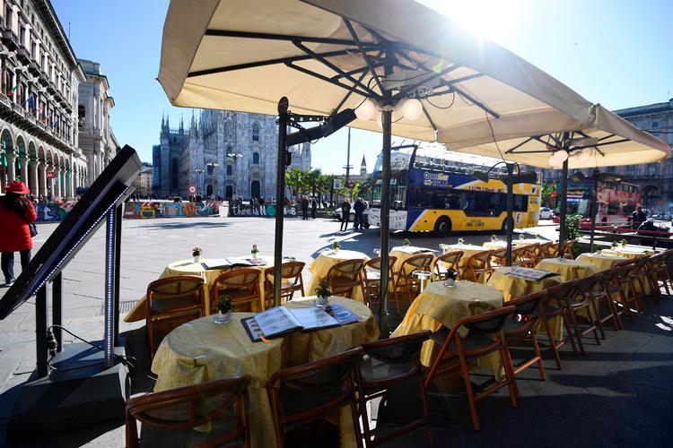 Der er langt mellem gæsterne på cafeerne på  Piazza del Duomo i det centrale Milano.  
 Foto: Miguel Medina/Ritzau Scanpix