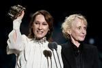 Skuespilleren Emmanuelle Bercot og instruktøren Claire Denis mødte op for at modtage prisen på vegne af Roman Polanski.  Foto: Bertrand Guay/Ritzau Scanpix