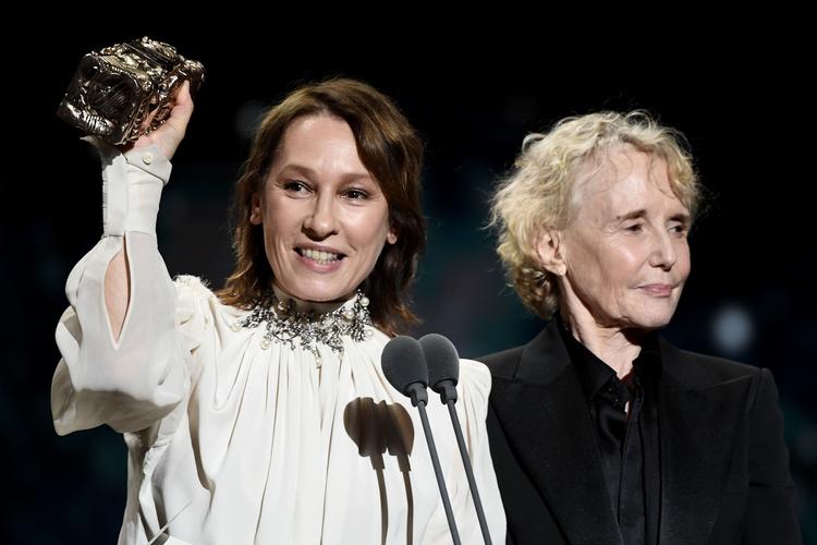 Skuespilleren Emmanuelle Bercot og instruktøren Claire Denis mødte op for at modtage prisen på vegne af Roman Polanski.  Foto: Bertrand Guay/Ritzau Scanpix