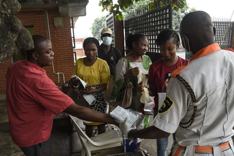 I Nigeria får lokale udleveret ansigtsmasker i forbindelse med det første tilfælde af coronavirus i landet.   Foto: Pius Utomi Ekpei/Ritzau Scanpix