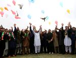 Mænd fra Afghanistan fejrer enigheden mellem USA og Afghanistan om, at USA skal ud af landet efter næsten to årtier.  Foto: Parwiz/Ritzau Scanpix