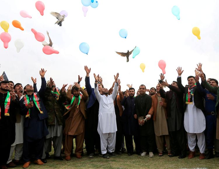 Mænd fra Afghanistan fejrer enigheden mellem USA og Afghanistan om, at USA skal ud af landet efter næsten to årtier.  Foto: Parwiz/Ritzau Scanpix