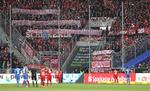 Bannerne på tribunen med Bayern-tilhængere, som to gange fik dommeren til afbryde Bundesligakampem mellem Hoffenheim og Bayern, der endte med venskabeligt trilleri mellem holdene. Foto: Daniel Roland/Ritzau Scanpix