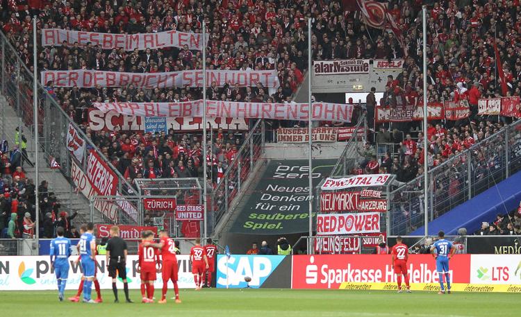 Bannerne på tribunen med Bayern-tilhængere, som to gange fik dommeren til afbryde Bundesligakampem mellem Hoffenheim og Bayern, der endte med venskabeligt trilleri mellem holdene. Foto: Daniel Roland/Ritzau Scanpix