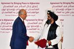 USA's særlige repræsentant i forhandlingerne med Taleban,  Zalmay Khalilzad, hilser på medstifter af Taleban,  mullah Abdul Ghani Baradar ved underskrivelsen af aftalen i Doha. Denne nye aftale kan føre til en egentlig fredsaftale. 
 Foto: Giuseppe Cacace/Ritzau Scanpix