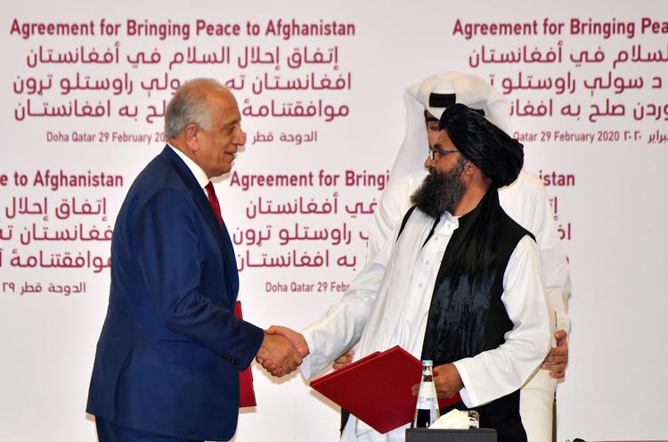 USA's særlige repræsentant i forhandlingerne med Taleban,  Zalmay Khalilzad, hilser på medstifter af Taleban,  mullah Abdul Ghani Baradar ved underskrivelsen af aftalen i Doha. Denne nye aftale kan føre til en egentlig fredsaftale. 
 Foto: Giuseppe Cacace/Ritzau Scanpix
