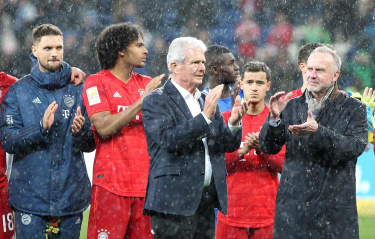 Rigmanden Dietmar Hopp (i midten) støtter Hoffenheim økonomisk på en måde, der er faldet nogle af de øvrige klubbers tilhængere for brystet, men under kampen mod Bayern blev den 79-årige Hopp støttet af både spillere og ledere, blandt andre Karl-Heinz Rummenigge (yderst th.) Foto: Daniel Roland/Ritzau Scanpix