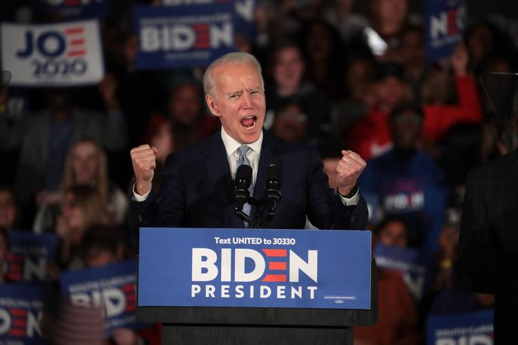 Joe Biden jubler med sine tilhængere og støtter efter sejren i South Carolina.  Foto: Scott Olson/Ritzau Scanpix