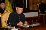 Muhyiddin Yassin underskriver et dokument under en ceremoni i Kuala Lumpur.S   Foto: Malaysia Information Department/Ritzau Scanpix